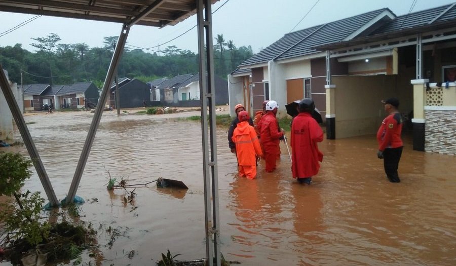 Air Sungai Cipandan Meluap Puluhan Rumah Di Jonggol Bogor Terendam