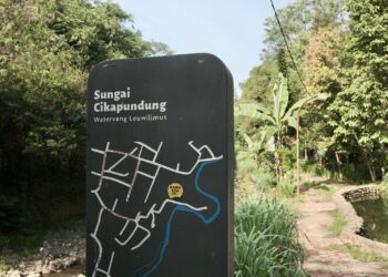 Dengan cuaca yang sejuk, Kota Bandung memang telah menjadi salah satu tempat yang disukai para pelari. Maka tak heran jika ada belasan ribu pelari hadir jika diadakan lomba lari di Kota Bandung Tetapi tahukah anda jika Kota Bandung juga memiliki jogging track yang menawarkan pemandangan selain gedung-gedung heritage? Ya, kini para pelari atau penyuka jalan kaki dapat menikmati kegiatan berolahraga dengan sensasi alam yang menyejukkan dan nikmatnya hembusan angin dari aliran sungai. Lokasinya pun strategis dan mudah ditemukan bagi masyarakat umum yang ingin berkunjung. Untuk menuju jogging track ini kamu bisa masuk melewati Gang Enom, Jalan Siliwangi di samping Teras Cikapundung atau bisa juga dari tempat parkir kendaraan di Ranca Bentang, Ciumbuleuit lalu menuju Serlok Bantaran. Jogging track ini memberikan pengalaman olahraga yang unik dengan suasana asri yang jarang ditemukan di kota besar. Dilengkapi dengan jalur yang memadai, para pelari dapat menikmati medan yang menantang sekaligus menikmati keindahan alam sekitar. Tidak hanya jalurnya yang dikenal dengan sejuknya tetapi keramahan penduduk yang membuat siapapun betah. Salah seorang pengunjung Fahri mengaku baru pertama kali olahraga di jogging track ini. Ia yang datang bersama Aulia merasa sangat nyaman dan cocok untuk orang yang membutuhkan olahraga sekaligus refreshing. “Seru banget, soalnya di sini masih asri dan penduduknya juga masih ramah. Kalau kita lewat senyum, jadi kita olahraganya nyaman dan bisa menikmati suasana banget,” ujarnya. Rahmad Sholeh, warga yang sering olahraga di sana juga merasakan hal yang sama. “Dari dulu masih sejuk, nyaman, polusi udara pun tidak banyak walaupun wilayah jogging ini berada di kota,” ungkapnya. Ia mengatakan, pemandangan jogging track ini jauh berbeda dengan zaman dulu. “Pemandangannya jauh berbeda, kalau dulu masih rindang, masih bener-bener sejuk, masih banyak sawah. Kalau sekarang sudah ada penebangan pohon jadi panas sedikit, tapi sekarang juga alhamdulillah masih sejuk tidak ada polusi udara,” katanya. Untuk itu juga, Rahmad berpesan kepada para warga dan juga pengunjung untuk selalu menjaga kebersihan supaya masih terjaga suasana yang nyaman. “Ya diutamakan kebersihan. Buang sampah jangan dibuang ke sungai karena nanti bisa mengakibatkan banjir. Intinya sadar diri untuk menjaga kebersihan lingkungan,” imbaunya.