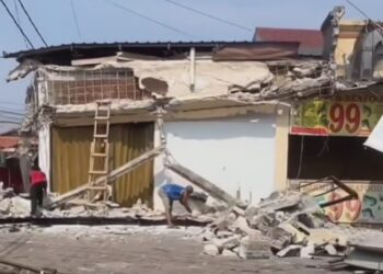 Ruko di Beji Depok Ambruk Timpa Sejumlah Motor