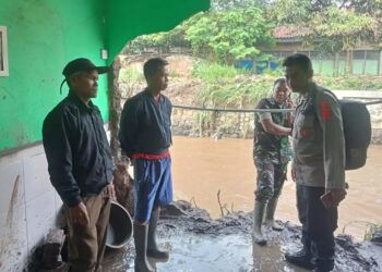 Rumah Warga di Dayeuhkolot Jebol Tergerus Sungai Cigede