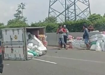 Truk Boks Terguling di Ruas Tol Purbaleunyi km 137 Jumat siang