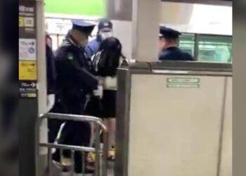 Perempuan Tusuk 4 Pria Dalam Kereta Api di Stasiun Akihabara