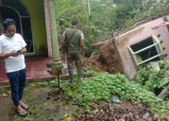 Janda Itu Menangis Rumahnya Ambruk setelah Hujan di Lebak