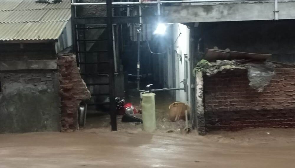 Sungai Cikapundung Meluap, Bandung pun Dikepung Banjir