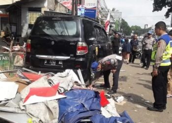 APV Oleng Seruduk Warung Kopi di Jl Rajawali Bandung