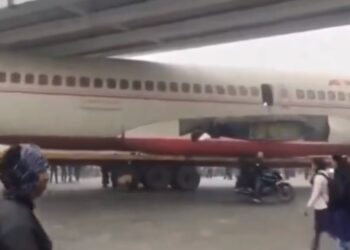 Terulang lagi di India, Pesawat Nyangkut di Kolong Jembatan