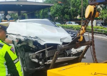 BMW Hantam Tiang Lampu PJU di Tol Dalam Kota Arah Cawang