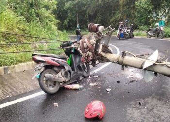 Dua Tiang Listrik Roboh Timpa Perempuan Pengendara Motor di Cadas Pangeran
