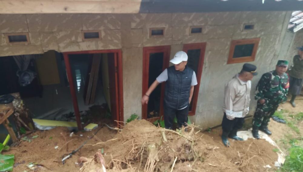 Tanah Bergerak Rusak 8 Rumah di Kp Cikontrang Kab Sukabumi