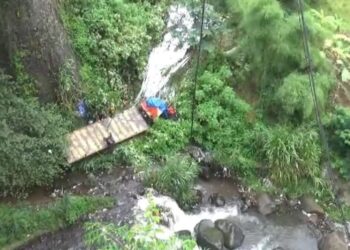 Truk Masuk Jurang 20 Meter di Jln Raya Puncak Ciloto Cianjur