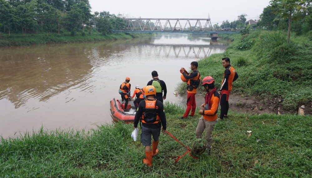 Tim SAR Sisir Sungai Citarum Cari Bocah 7 thn Terseret Arus di Bandung