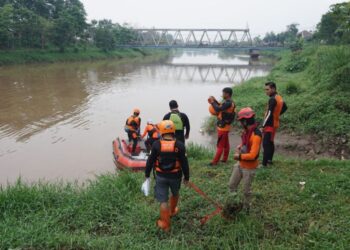 Tim SAR Sisir Sungai Citarum Cari Bocah 7 thn Terseret Arus di Bandung