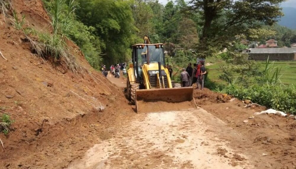 Jalan Sempat Terputus, Longsor Landa Tiga Kecamatan di Garut