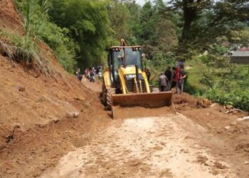 Jalan Sempat Terputus, Longsor Landa Tiga Kecamatan di Garut