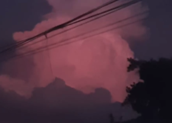 Viral Gumpalan Awan Berpetir di Langit Sumedang Ini kata BMKG