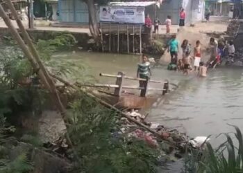 Jembatan roboh di Pasar Kemis Jadi Arena Bermain Anak-anak