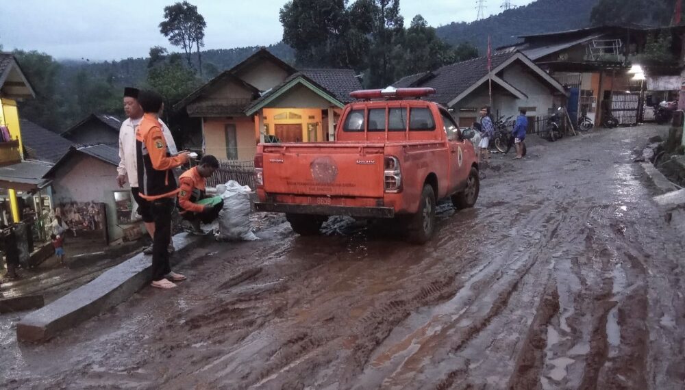Lumpur Penuhi Jalanan Imbas Banjir di Kertasari Kab Bandung