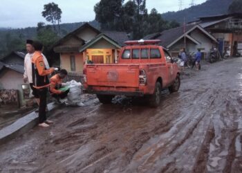 Lumpur Penuhi Jalanan Imbas Banjir di Kertasari Kab Bandung