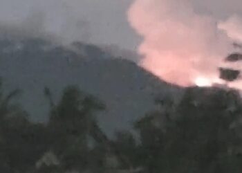 Viral, Kilatan Cahaya Muncul di Atas Gunung Galunggung