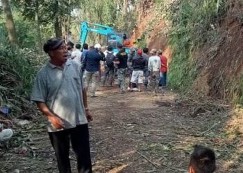Jalan Desa di Kawasan Wisata Lembang Tertutup Longsor