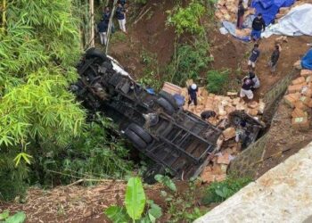 Truk Angkut Logistik Pemilu Masuk Jurang di Semarang