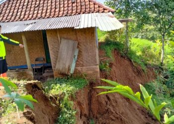 Longsor Melanda Banjarwangi Garut Ancam Rumah Warga