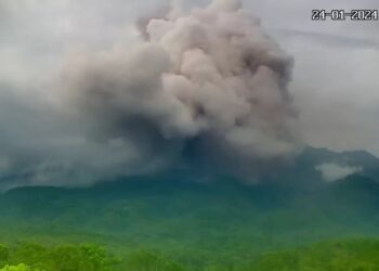 Gunung Merapi Muntahkan Awan Panas 1.800 Meter
