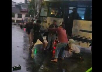 Viral, Wanita Lindungi Sopir Bus Saat Dikeroyok Pengamen di Jln Otista Bogor