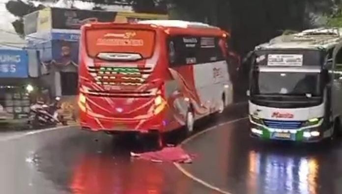Pengendara Motor Tewas Tewas Terlindas Bus di Puncak Bogor