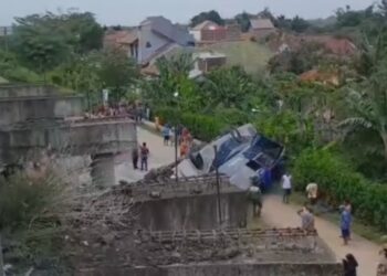 Bus New Shantika Terbalik Terjun Bebas dari Atas Tol Pemalang
