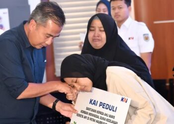 Bey Serahkan Santunan untuk Korban Kecelakaan Kereta Api