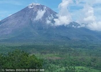 Gunung Semeru Dua Kali Erupsi Mulai Sabtu Pagi Hingga Malam