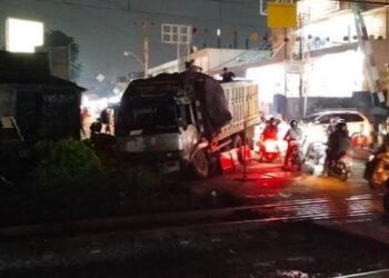 Truk Pasir Terprosok ke Selokan Tutup Pintu Perlintasan Stasiun Serpong