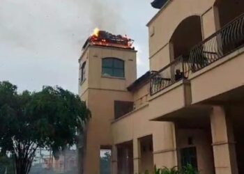Petir Sambar Menara Sport Center di Pamulang hingga Terbakar