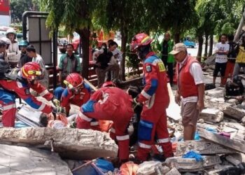 Polisi Usut Penyebab Tembok Roboh 3 Orang Tewas di Tebet