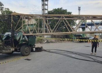 Tiang Truk Derek Roboh Timpa Truk di Jakut Tewaskan Sopir