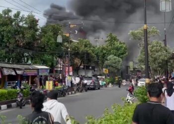 3 Pegawai Terjebak Saat Toko Material di Cianjur Terbakar