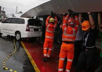 5 Mobil Tertimpa Kanopi Runtuh di Stasiun Tugu Yogyakarta