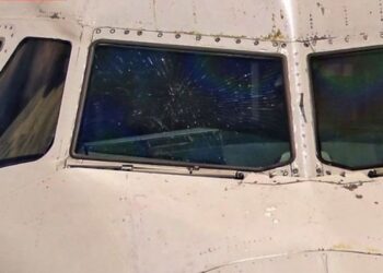 Boeing 737 Mendarat Darurat di Denver akibat Kaca depan retak