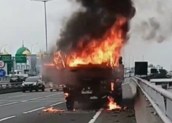 Truk Terbakar di Ruas Tol Wiyoto Wiyono Jatinegara