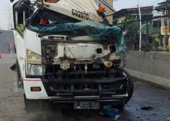 Kontainer Bertabrakan dengan Truk Tangki di Ruas Tol Ancol