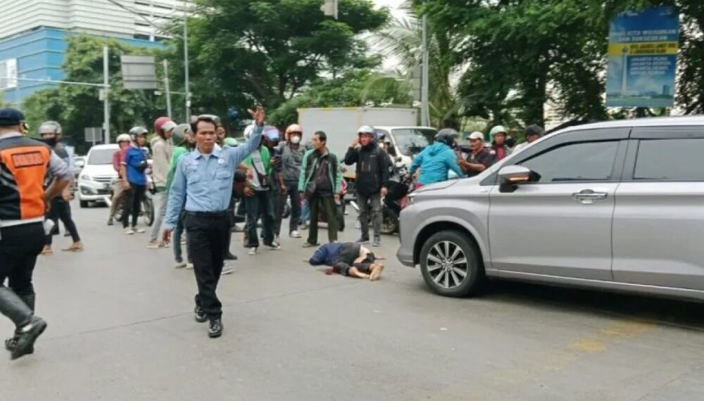 Perempuan Loncat dari Flyover Ancol Lalu Tertabrak Mobil