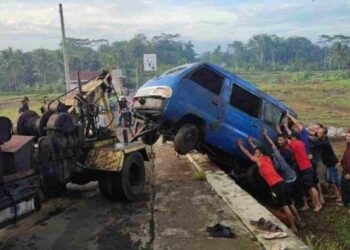 Mobil Angkutan terguling Masuk Sawah di Desa Pawindan Ciamis