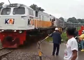 Pengendara Tewas Tertabrak KA Argo Parahyangan di Ngamprah