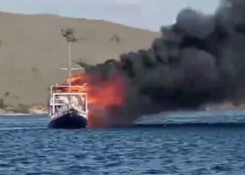 Kapal Carpediem Angkut Turis Kanada Terbakar di Labuan Bajo