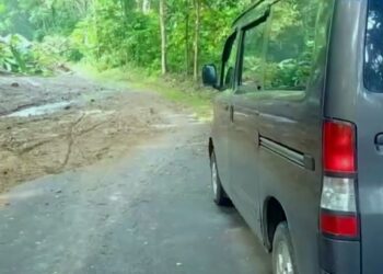 Jalur Saguling-Rajamandala Terputus Tertutup Longsor Tebing 30 Meter