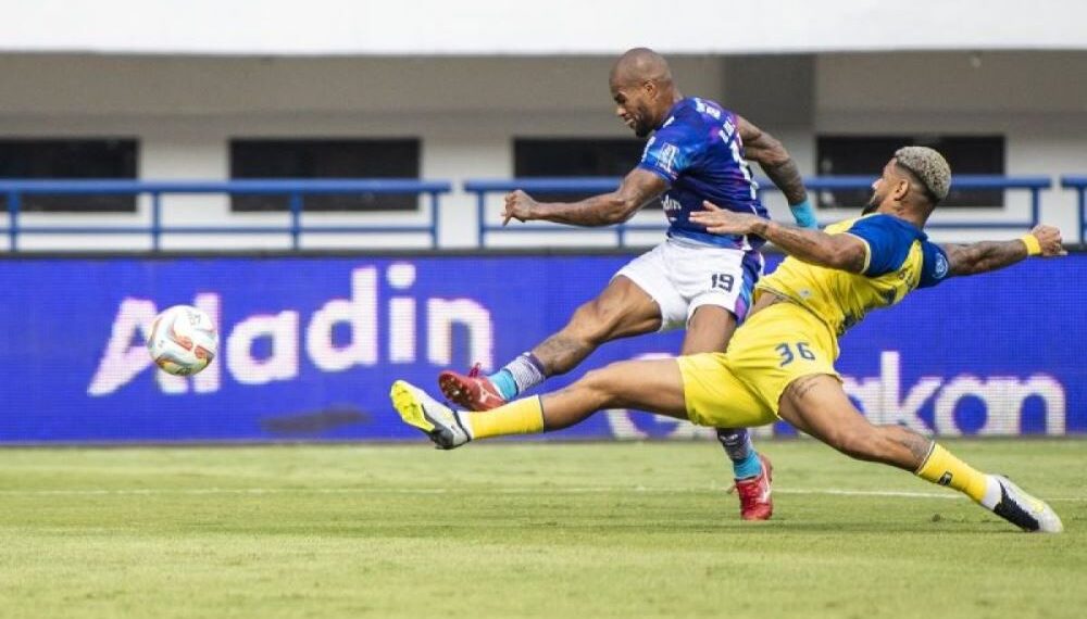 Kontroversi Warnai Laga Persib Bandung Diimbangi Barito 1-1