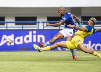 Kontroversi Warnai Laga Persib Bandung Diimbangi Barito 1-1