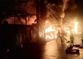 Kebakaran Lapak Barang Bekas Merembet ke Puluhan Rumah di Bekasi