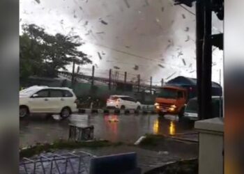 Puting Beliung Sapu 10 Rumah & 2 Pabrik di Wilayah Bandung Sumedang